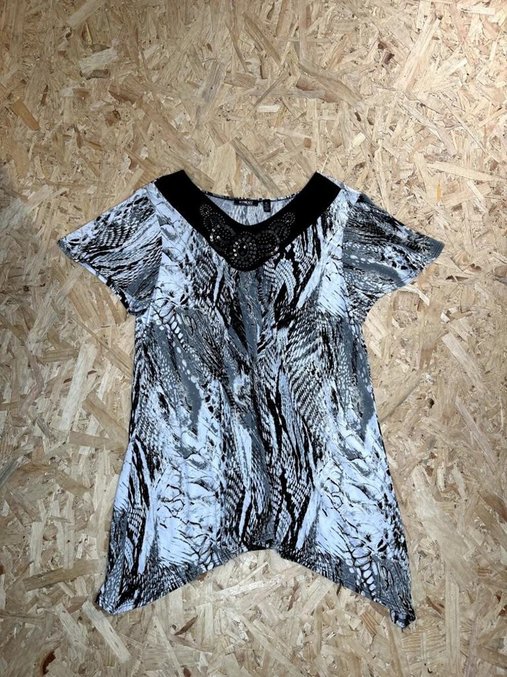 Elementz Woman Top 1X Black White Gray Snakeskin Print Sequin Neck Sharkbite Hem